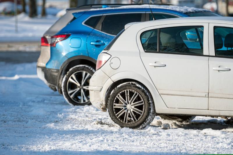 zasady jazdy samochodem po miescie zima
